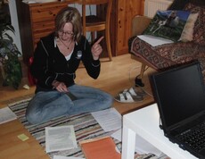 Eine Jugendliche sitzt in ihrem Zimmer und lernt.
