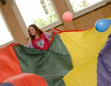 Kinder im Turnsaal mit einem Spieltuch