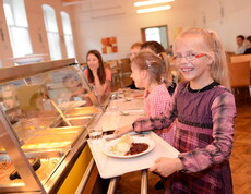 Kinder bei der Essensausgabe