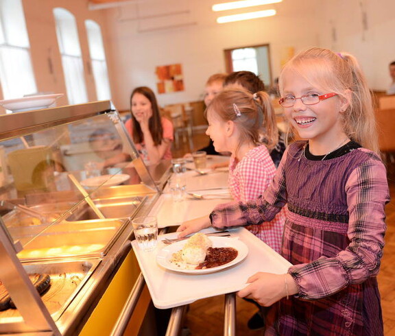 Kinder bei der Essensausgabe