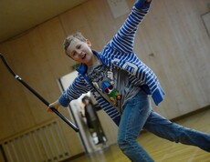 Ein Junge beim Hockeyspielen