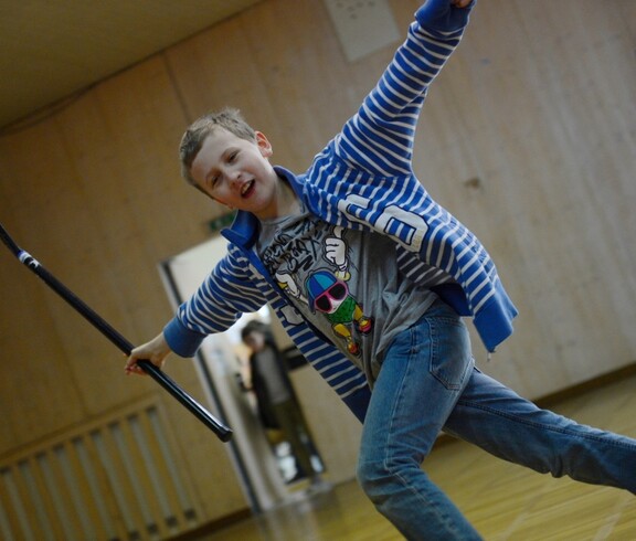 Ein Junge beim Hockeyspielen