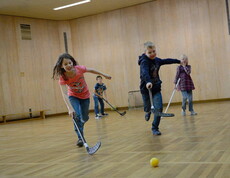 Kinder beim Hockeyspielen
