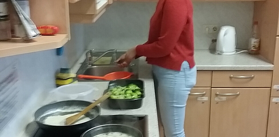 Ein Mädchen in der Küche beim Kochen.