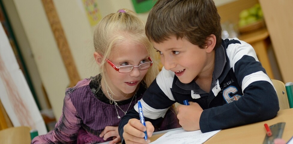 Zwei Kinder machen zusammen die Hausaufgabe