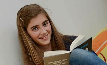 Ein Mädchen liest in einem Buch